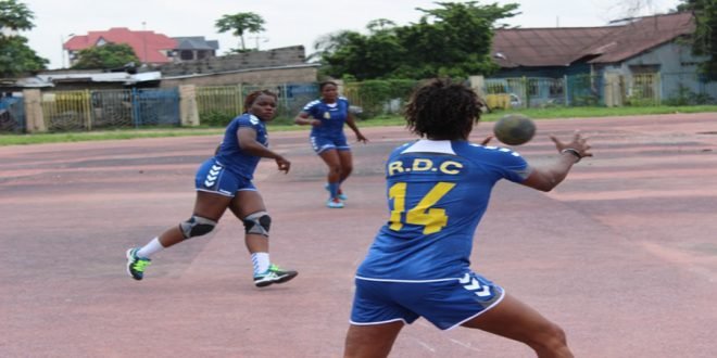 l'Equipe Handball dames de la RDC pendant une séance d'entrainement.