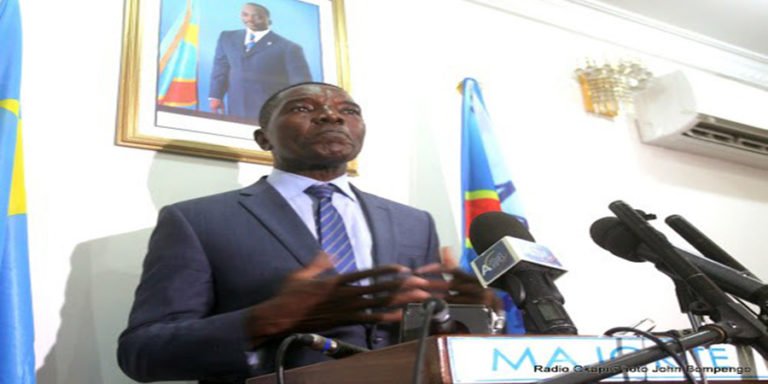 André-Alain Atundu Liongo, porte-parole de la Majorité présidentielle lors d’un point de presse à Kinshasa