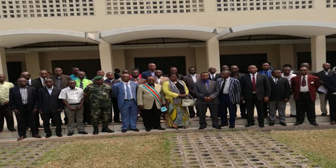 Une photo de famille des participants au symposium