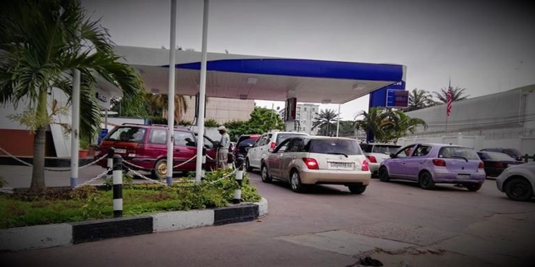 Vue d'une station de service à Kinshasa-Gombe