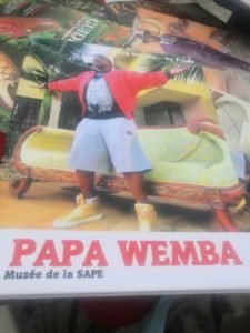 La sapothèque avec le livre-album de papa Wemba