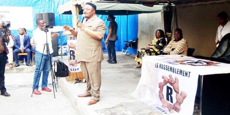 Joseph Olengankoy sensibilisant les candidats du Rassop -
