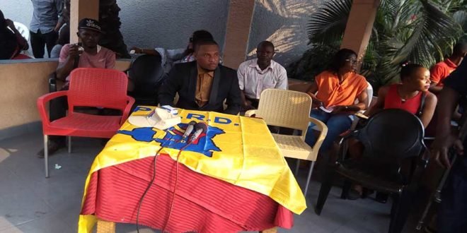 Le Secrétaire provincial de la Ligue des jeunes du Pprd, Victor Bosoku lors de son arrivée sur l'avenue Lutumba Simaro, l'ex- Mushie à Lingwala.