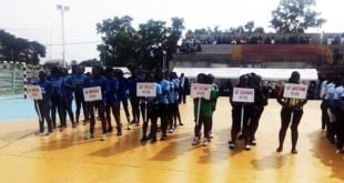 Les Handballeuses de différentes équipes au terrain annexe du stade Tata Raphaël lors de la cérémonie d'ouverture