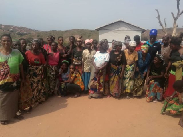 Photos de famille des femmes déplacés du site Katanika