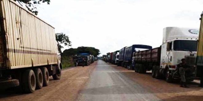 Camions au poste frontalier Kasumbalesa, Katanga, RD Congo