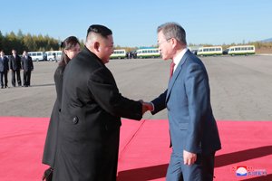 Le Dirigeant Suprême KIM JONG UN a accueilli le Président MOON Jae-In à l’Aéroport de Samjiyon