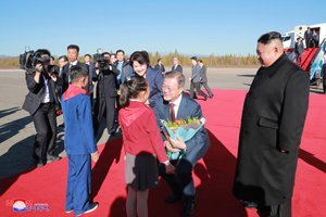 Le Dirigeant Suprême KIM JONG UN a accueilli le Président MOON Jae-In à l’Aéroport de Samjiyon