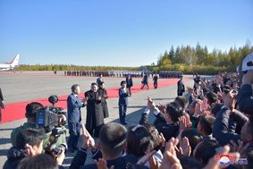 Le Dirigeant Suprême KIM JONG UN a accueilli le Président MOON Jae-In à l’Aéroport de Samjiyon