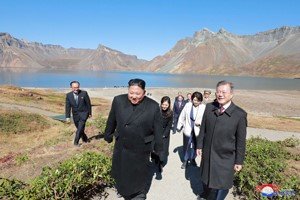 Le Dirigeant Suprême KIM JONG UN est monté au sommet du Mont Paektu-san avec le Président MOON Jae-In