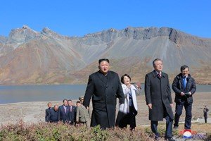 Le Dirigeant Suprême KIM JONG UN est monté au sommet du Mont Paektu-san avec le Président MOON Jae-In