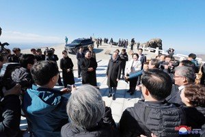 Le Dirigeant Suprême KIM JONG UN est monté au sommet du Mont Paektu-san avec le Président MOON Jae-In