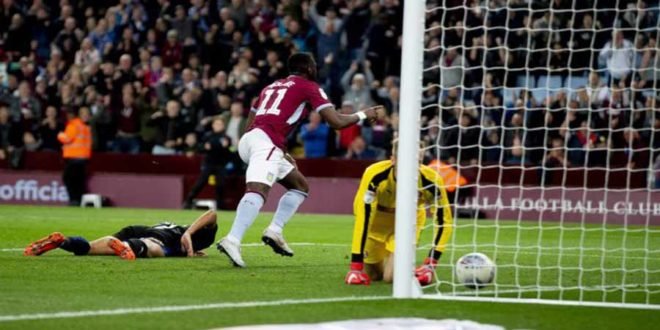 Yannick Bolasie célébrant son premier but sous les couleurs d'Aston Villa.