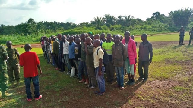 Des recrues à l'aéroport de Mavivi à Beni -