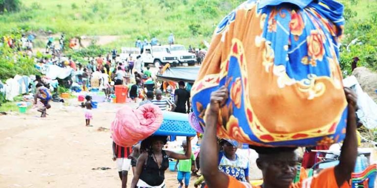 Des ressortissants congolais traversent la frontière entre l'Angola et la RDC au niveau de la ville de Kamako, le 12 octobre 2018