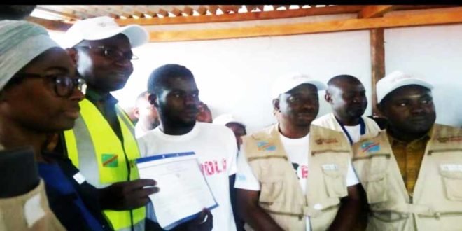 Le gouverneur Julien Paluku remet l'attestation à la personne guérie d'Ebola