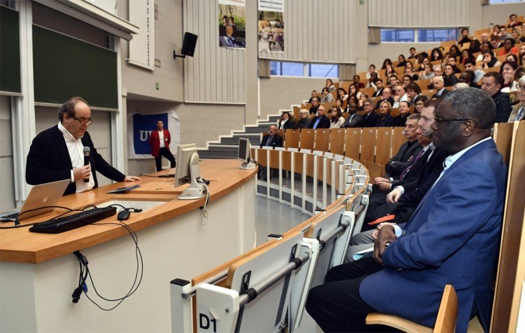 Le recteur Englert a salué l’action de Mukwege. BELGA