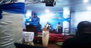 Le pasteur Bwalya Laishi entrain d'exhorter les fidèles sur le souffle de la libération