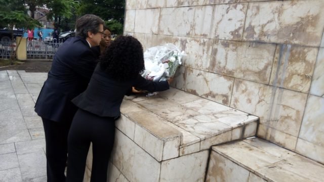 L'ambassadeur turc, Salih Bogac Guldere, entrain de se recueillir aux pieds du monument du 1er ministre, Patrice Emery Lumumba