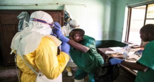 Des soigneurs se préparent à aller voir des patients ayant Ebola à l'hôpital de Bikoro en République Démocratique du Congo, le 12 mai 2018