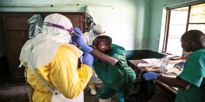 Des soigneurs se préparent à aller voir des patients ayant Ebola à l'hôpital de Bikoro en République Démocratique du Congo, le 12 mai 2018