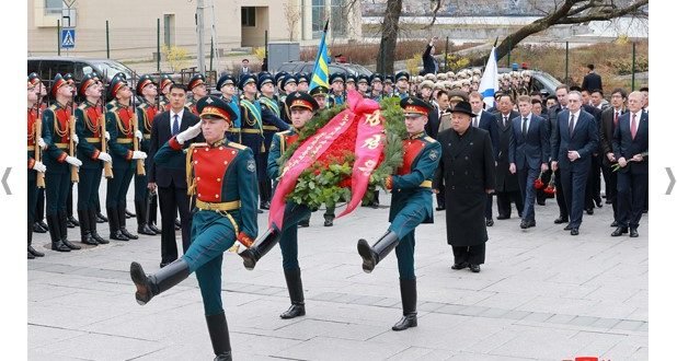 KIM JONG UN - Dépôt de la couronne de fleurs devant le Monument à la Gloire militaire