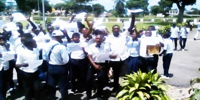 Kasai - Central - les élèves manifestent