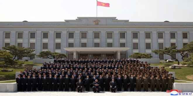 Le Dirigeant Suprême KIM JONG UN se fait photographier avec les membres des organisations de direction du Parti et de l’Etat nouvellement élus-