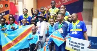 Les athlètes congolais avec le président de la Fédération congolaise de tennis de table du Congo, Matthieu Mwana Mbuta, à Accra au Ghana-Circuit International