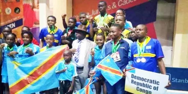 Les athlètes congolais avec le président de la Fédération congolaise de tennis de table du Congo, Matthieu Mwana Mbuta, à Accra au Ghana-Circuit International