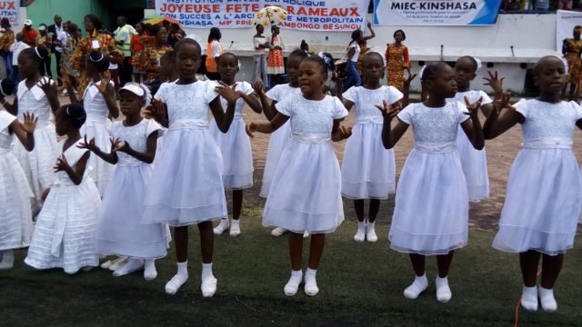 Les joyeuses en train d'exhiber les pas de danses