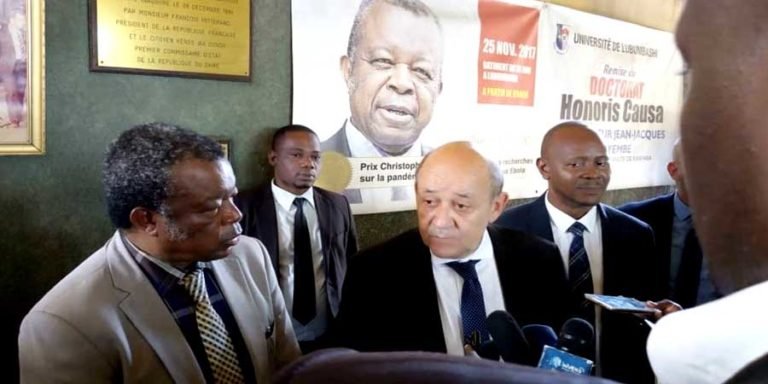Jean-Yves le Drian à l'INRB Kinshasa