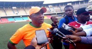 Le coach principal du FC Renaissance, Papy Kimoto réagissant au microphone des Chevaliers de la plume-Stade des Martyrs