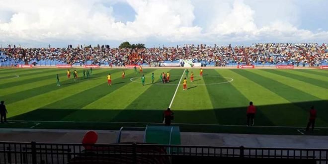 Les Sang et or montant sur l'aire de jeu du stade Kashala Bonzola-