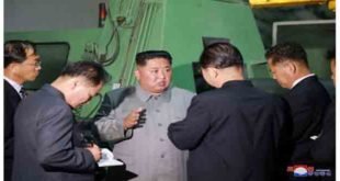 KIM JONG UN - Au Complexe de Tracteurs de Kangkye