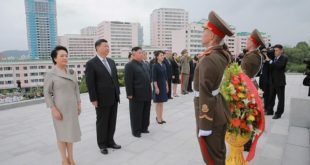 KIM JONG UN - XI Jinping  Dépôt d’une corbeille de fleurs