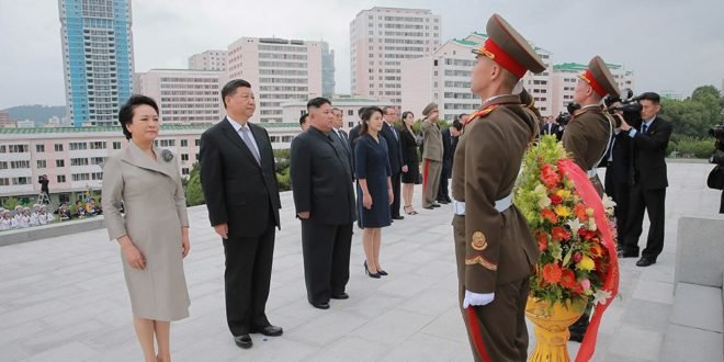 KIM JONG UN - XI Jinping  Dépôt d’une corbeille de fleurs