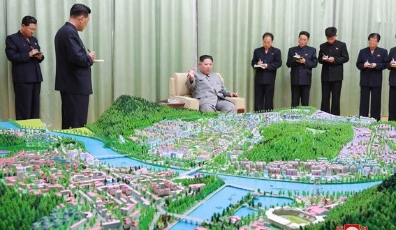 KIM JONG UN - examen du Plan global d’aménagement des Villes Kangkye et Manpho