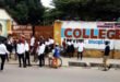 Les finalistes de l'école secondaire devant le Centre de passation de l' Examen d' État au Collège Saint Georges.