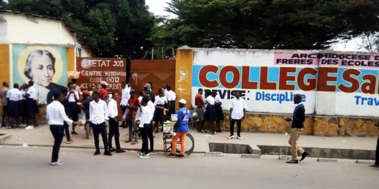 Les finalistes de l'école secondaire devant le Centre de passation de l' Examen d' État au Collège Saint Georges.