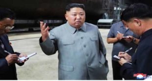 KIM JONG UN examine un sous-marin nouvellement construit