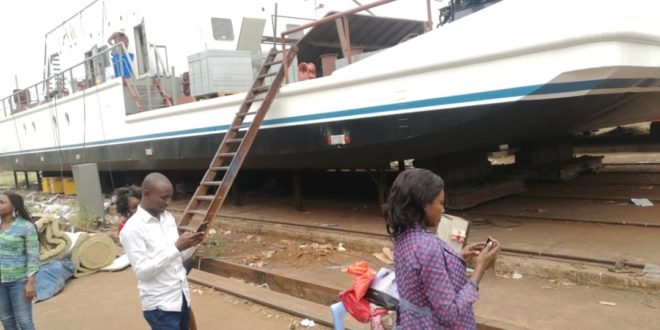 L'un des bateaux multifonctions