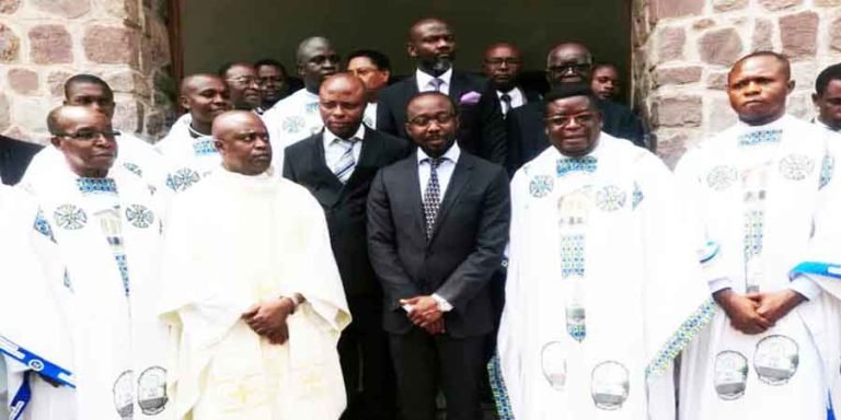 Joseph Mukumadi au milieu, au sortir de la messe d'action de grâce en son honneur