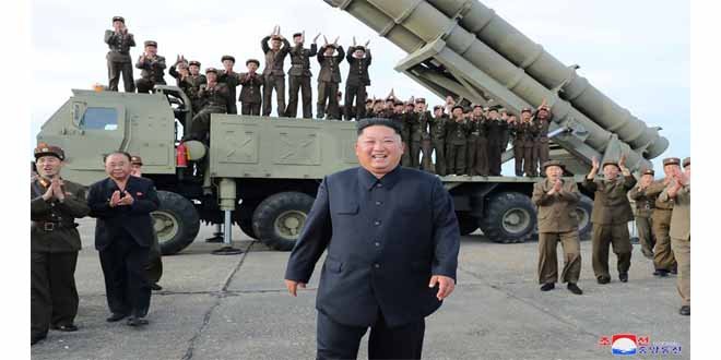 KIM JONG UN dirige le tir d’essai d’un lance-engins ultra-grand