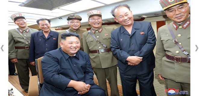 KIM JONG UN dirige le tir d’essai d’une arme nouvelle -