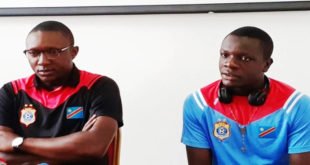 Le coach adjoint A' des Léopards, Guy Lusadisu accompagné du portier Jackson Lunanga (l'AS V.Club) lors de la Conférence de presse d'avant match