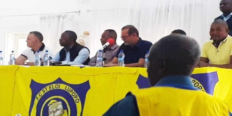 Le nouveau coach principal de Lupopo,Papy Kimoto présenté aux supporters par le président Pascal Beveraggi. C'était au cours d'une conférence de presse organisée le dimanche 22 septembre