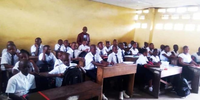 Le professeur de mathématique, Mbiya Kanza du Collège De la Salle dans la commune de la Gombe lors de la prise de contact avec les élèves de la 7ème, rentrée scolaire du 02 septembre 2019 oblige