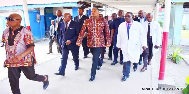 Légende de la photo, le ministre de la santé (au milieu), son vice (à gauche) et le médecin directeur du HGRK (à droite)