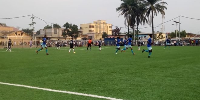 Mabamaba en bleu et blanc réduisant le score à la 50ème minute par le canal de Mata Landu (2-1) face à Espérance en noir blanc